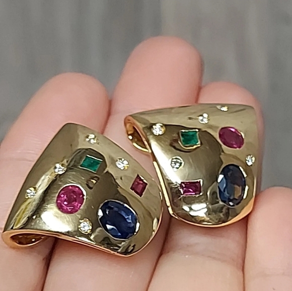 An exquisite pair of Artisanal Crafted 18kt Yellow Gold Clip-back Earrings - Picture 1 of 11